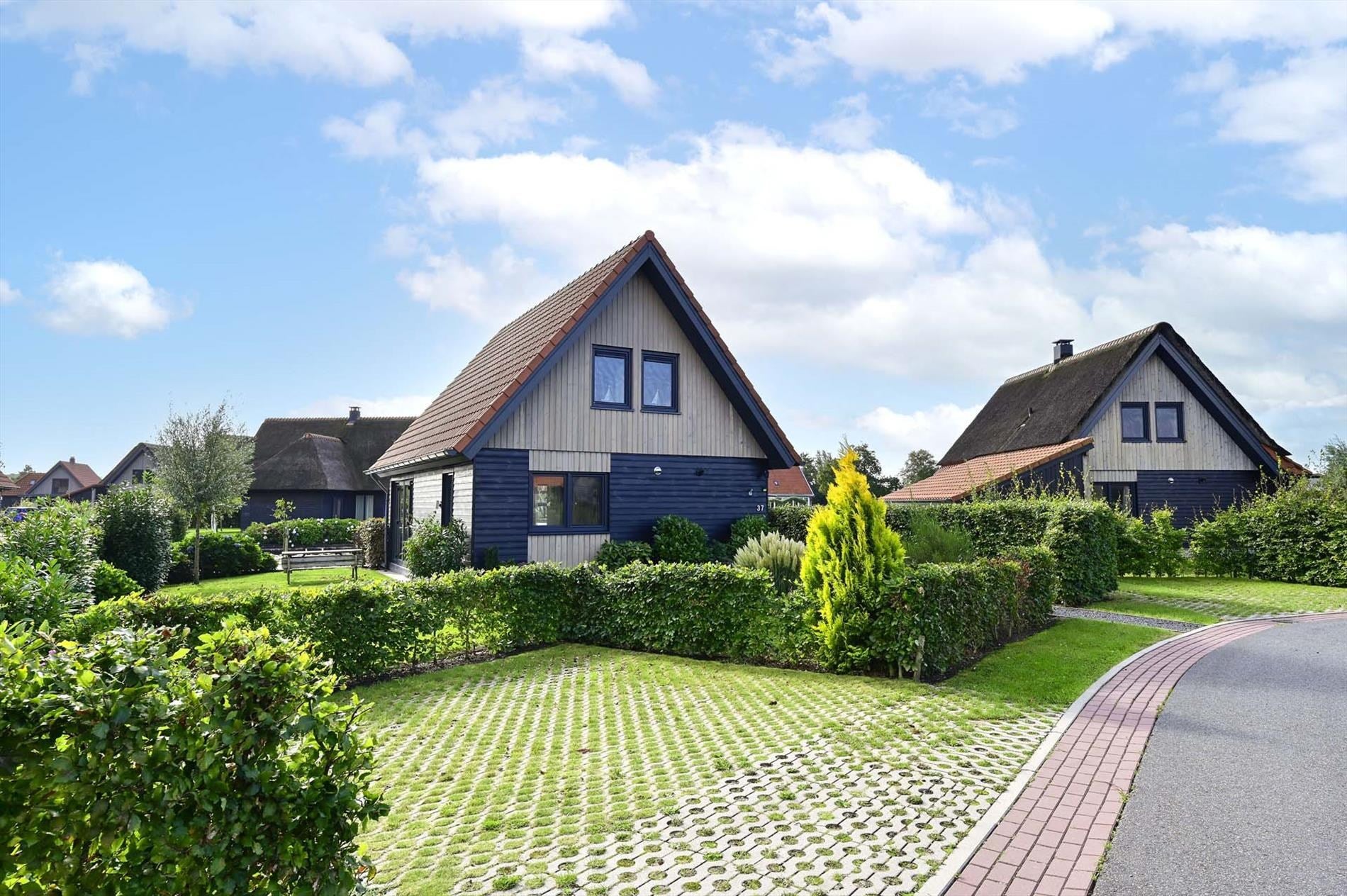 Huis Waterstaete 2 37 in Ossenzijl