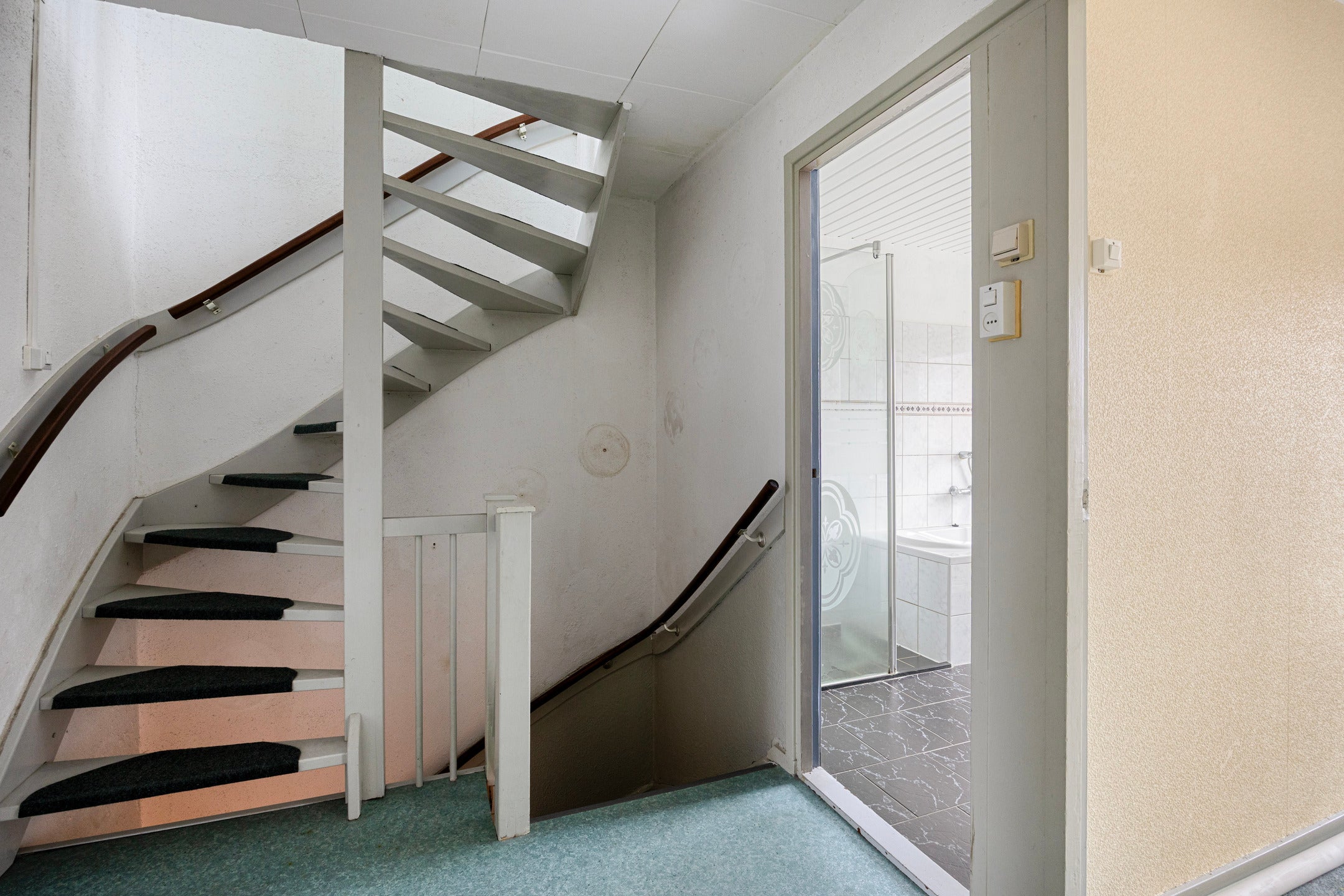 Tussenwoning te koop: Ossenisseweg 88, Rotterdam
