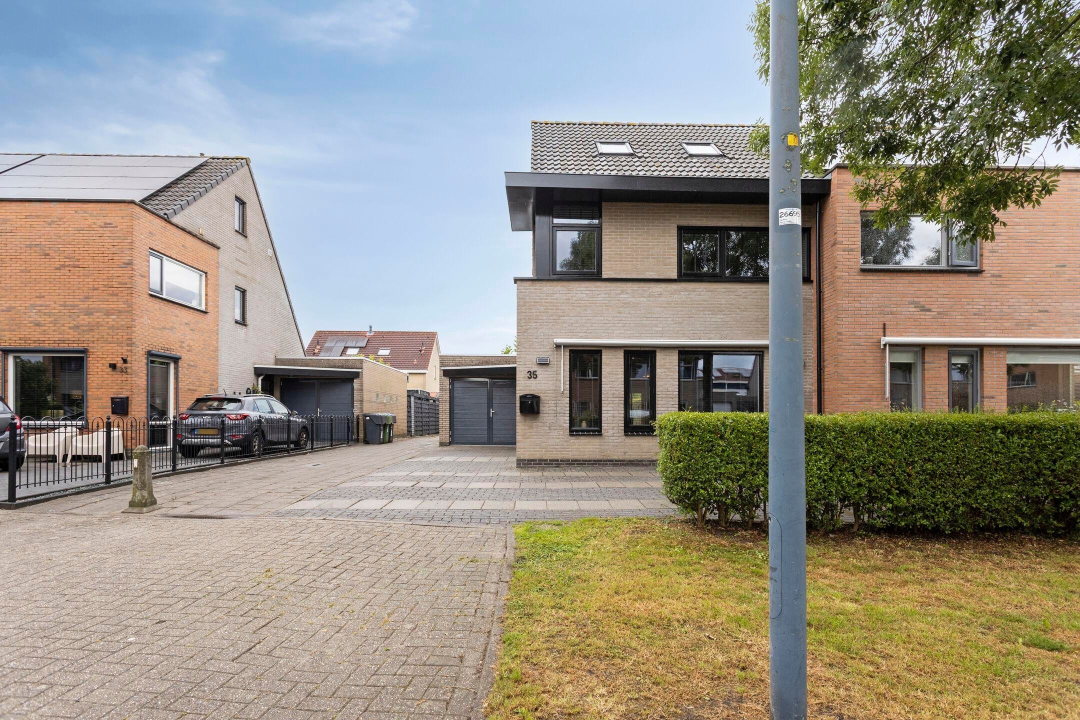 Twee-onder-één-kap te koop: De Welle 35, Leeuwarden