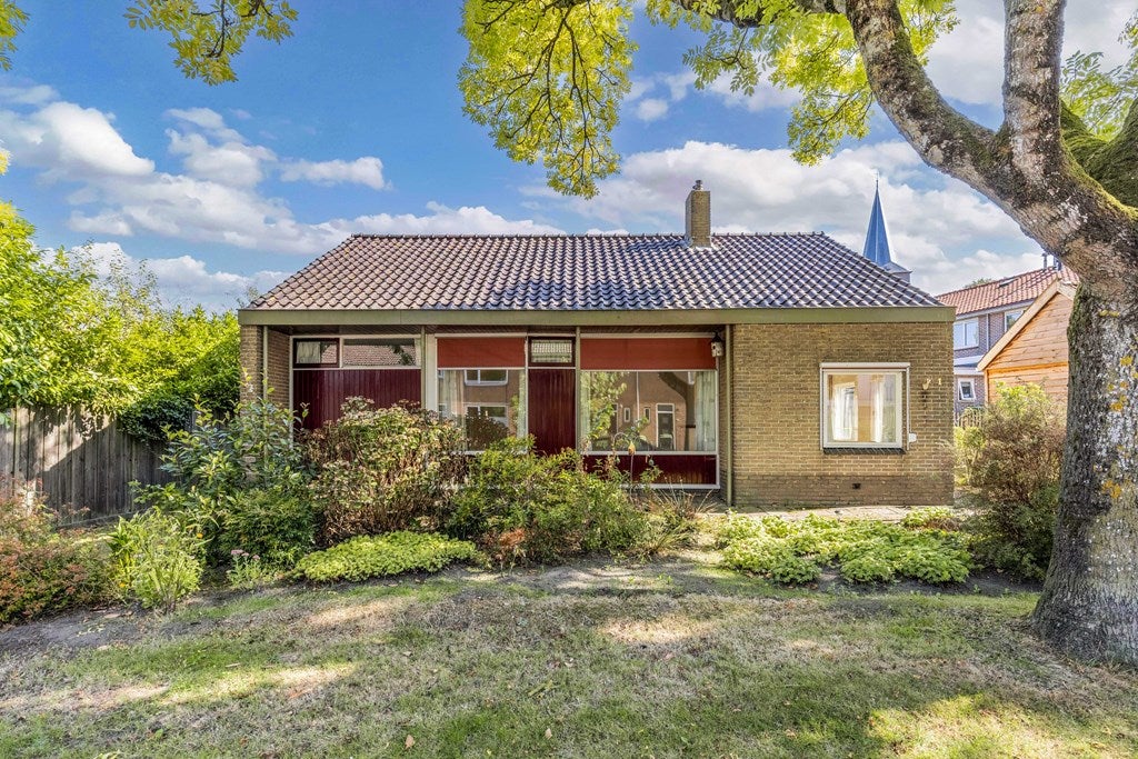 Vrijstaande woning te koop: Meester Döllestraat 1, Bakhuizen