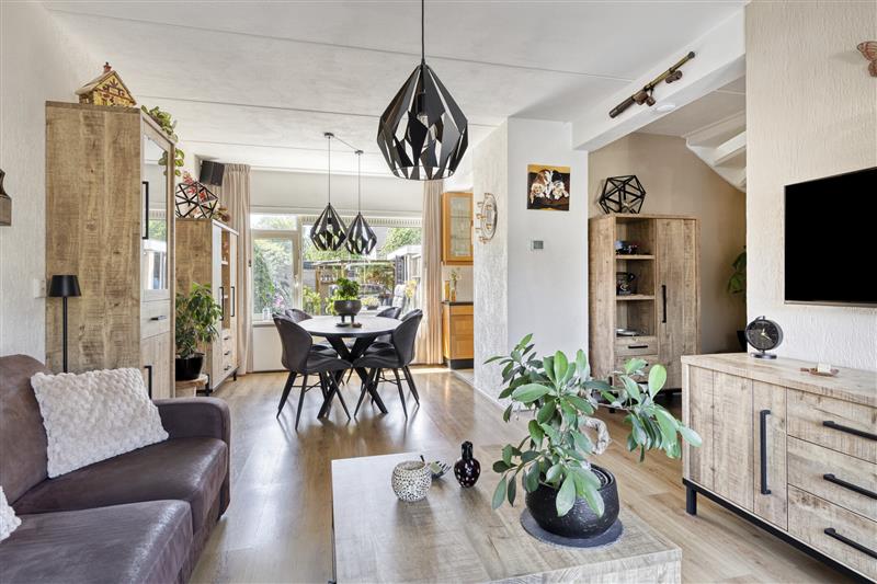 Tussenwoning te koop: Van Goghlaan 12, Woudenberg