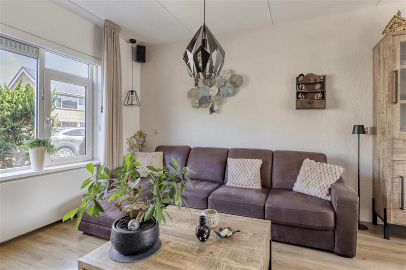 Tussenwoning te koop: Van Goghlaan 12, Woudenberg