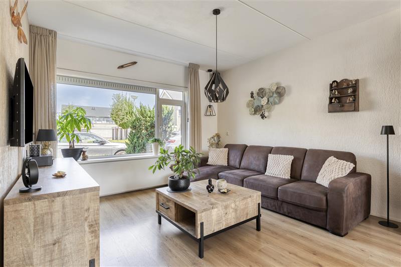 Tussenwoning te koop: Van Goghlaan 12, Woudenberg