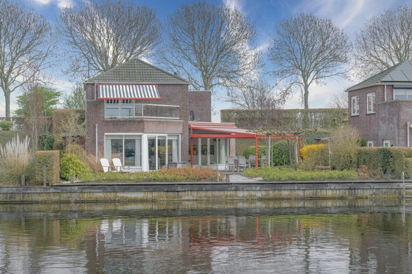 Huis Suisendijk 14 15 in Oude-Tonge