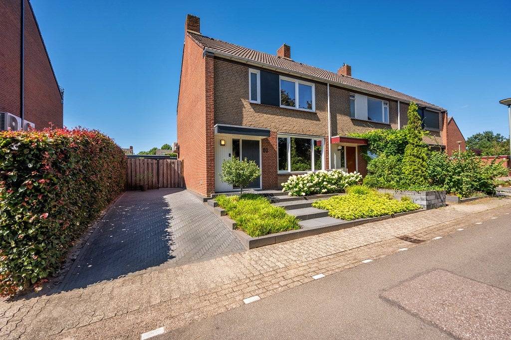 Huis Burg van Leentstraat 80 in Grubbenvorst