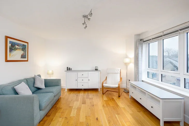 Flat Carnbee Crescent in City of Edinburgh