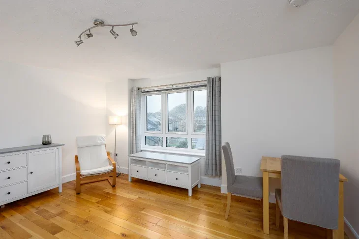 Flat Carnbee Crescent in City of Edinburgh