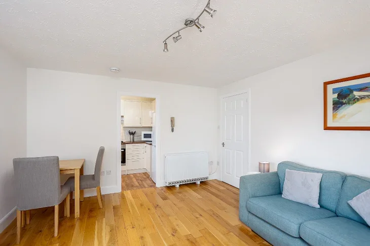 Flat Carnbee Crescent in City of Edinburgh
