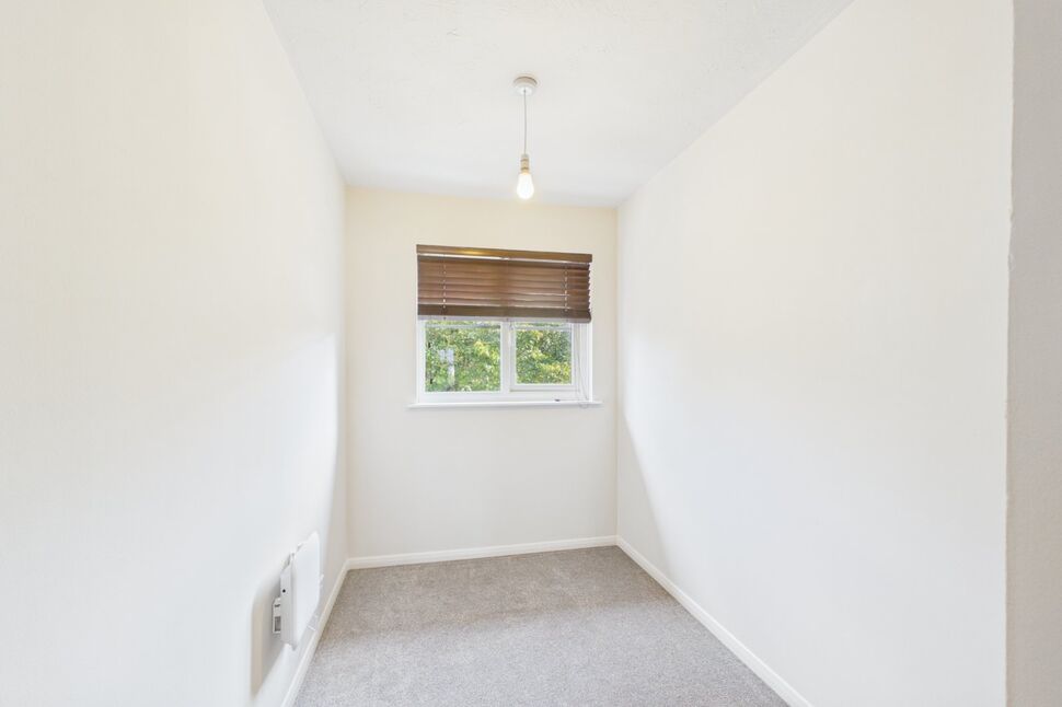 Flat Griffin Walk in Dartford