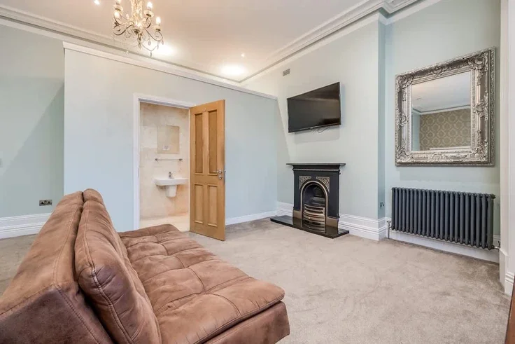 Room Sandhurst Road in Belfast