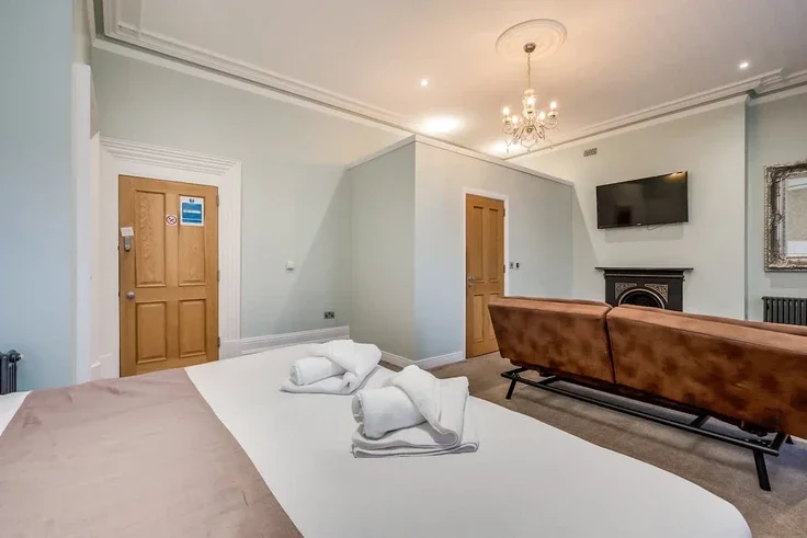 Room Sandhurst Road in Belfast