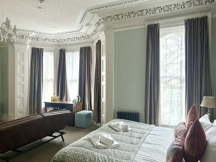 Room Sandhurst Road in Belfast