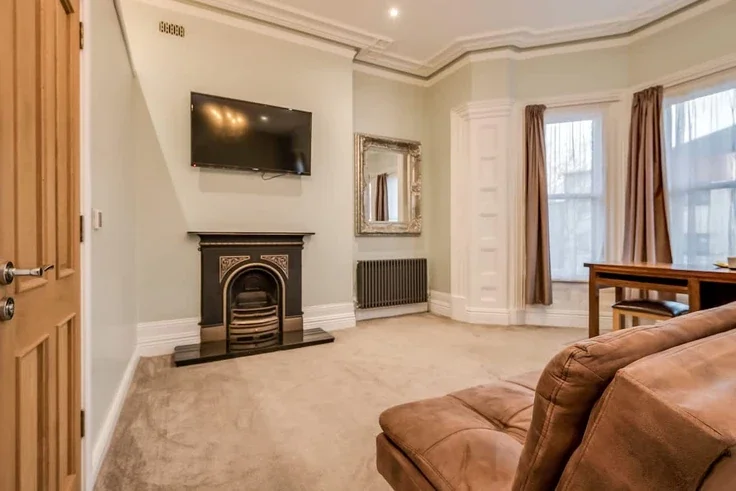 Room Sandhurst Road in Belfast