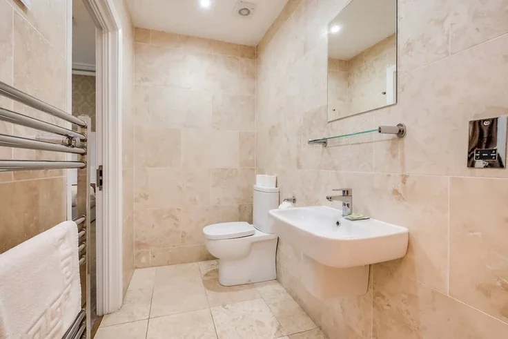 Room Sandhurst Road in Belfast