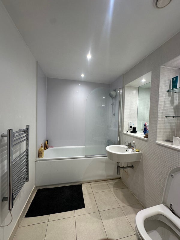 Room Prestons Road in Greater London