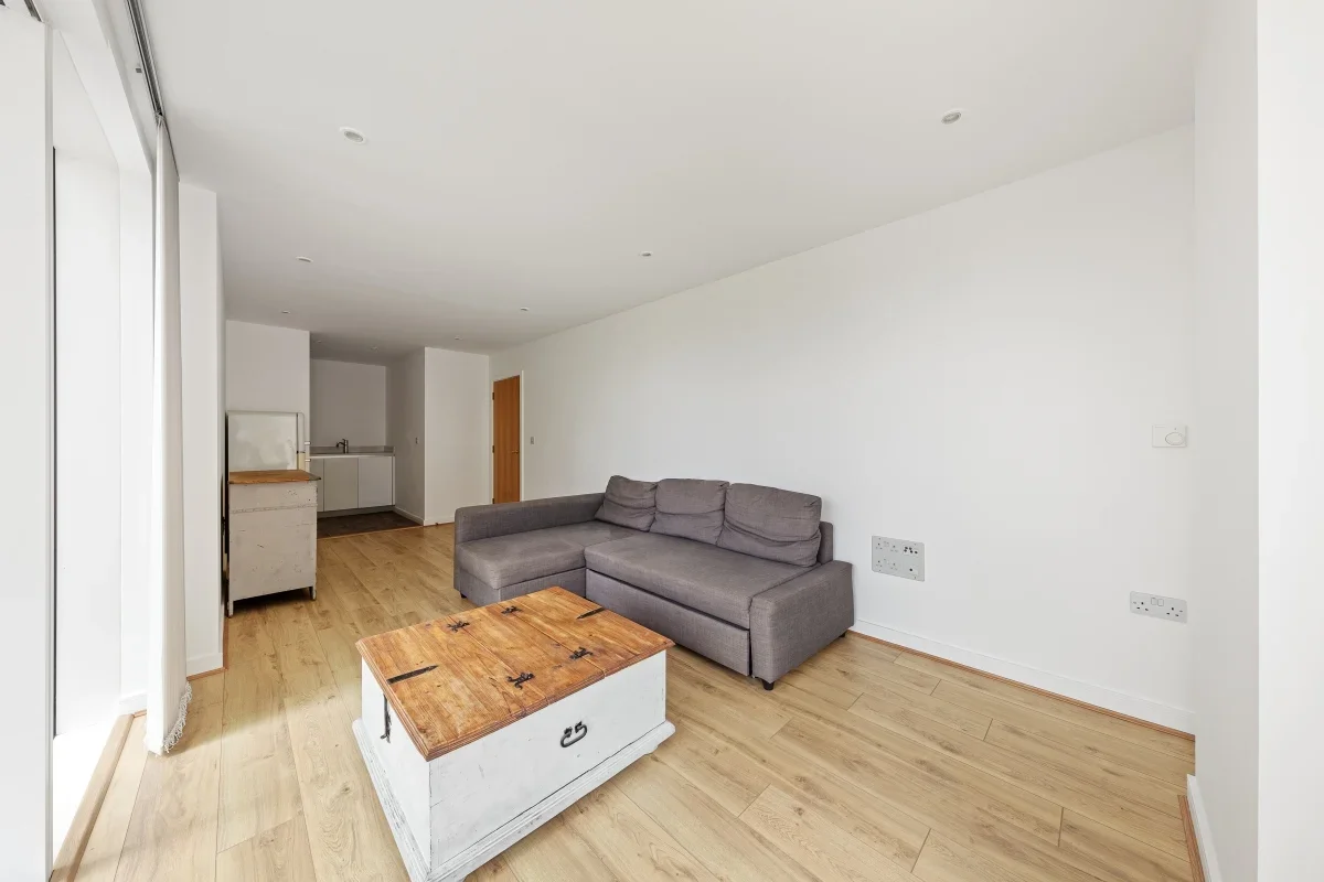 Flat Riverside Gardens in Greater London