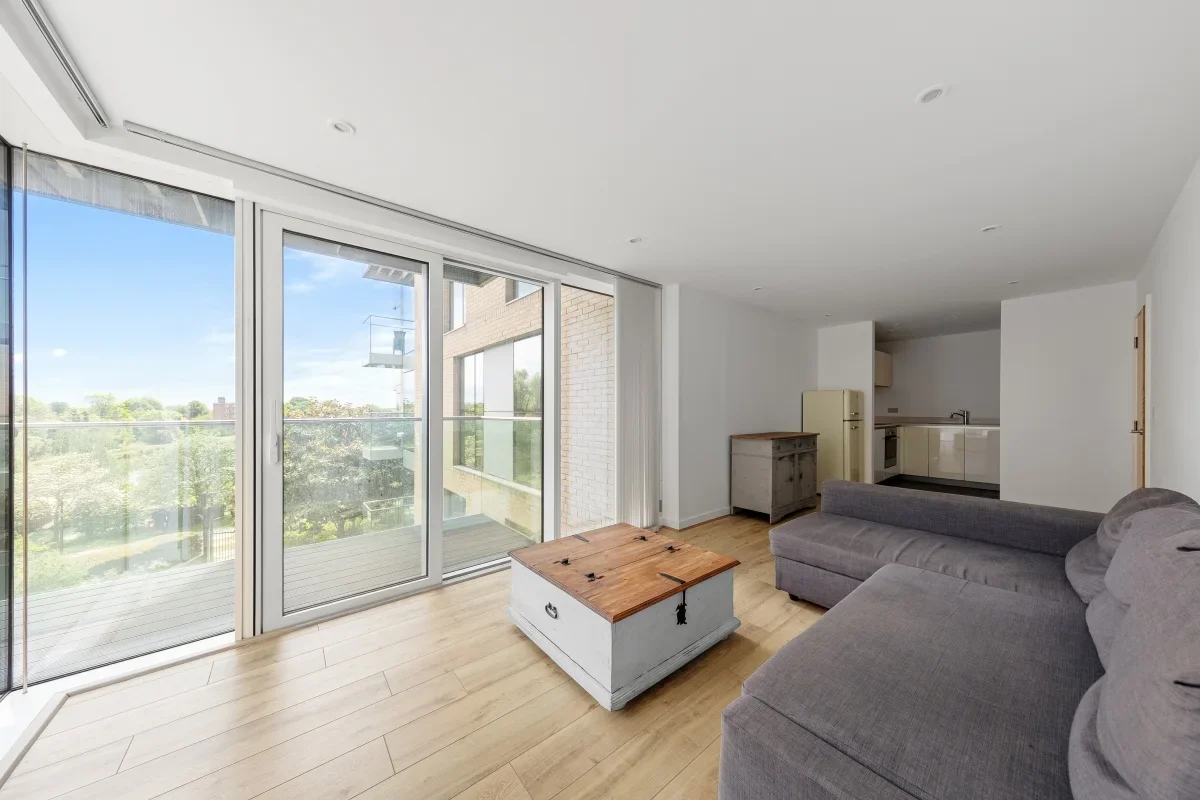 Flat Riverside Gardens in Greater London