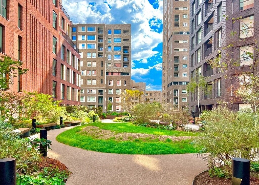 Flat Deacon Street in Greater London
