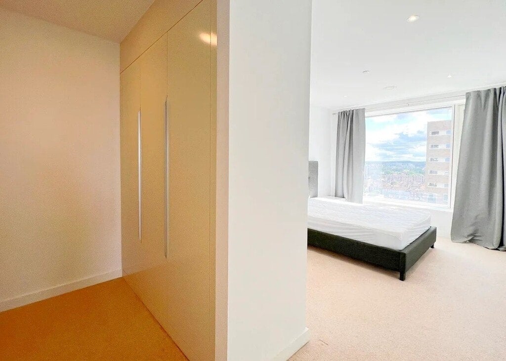 Flat Deacon Street in Greater London