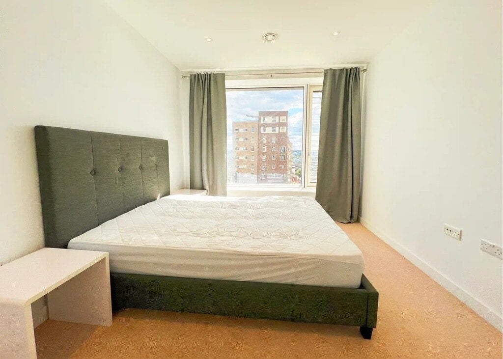 Flat Deacon Street in Greater London
