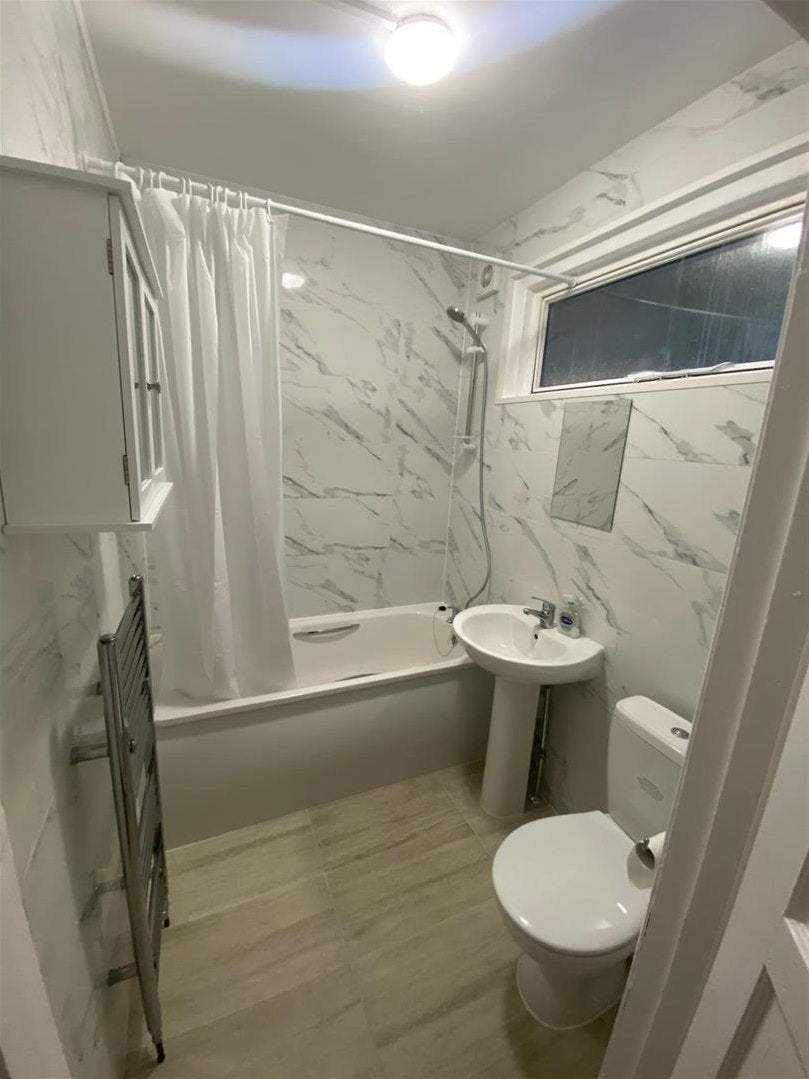 Flat Waterside Close in Greater London