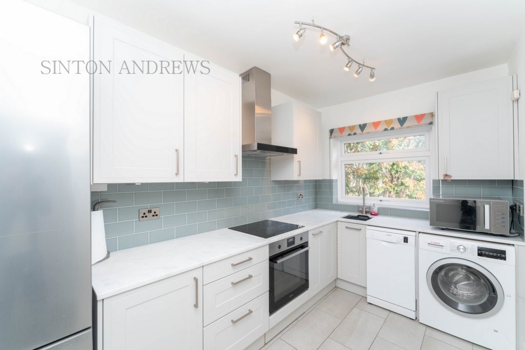 Flat Pinewood Grove in Greater London