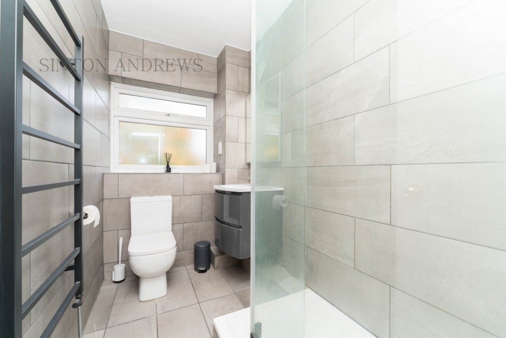Flat Pinewood Grove in Greater London