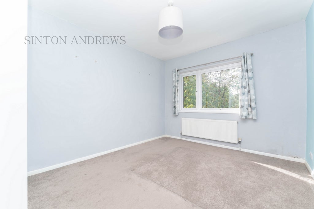 Flat Pinewood Grove in Greater London