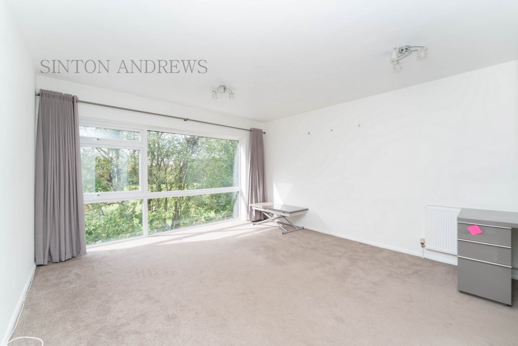 Flat Pinewood Grove in Greater London