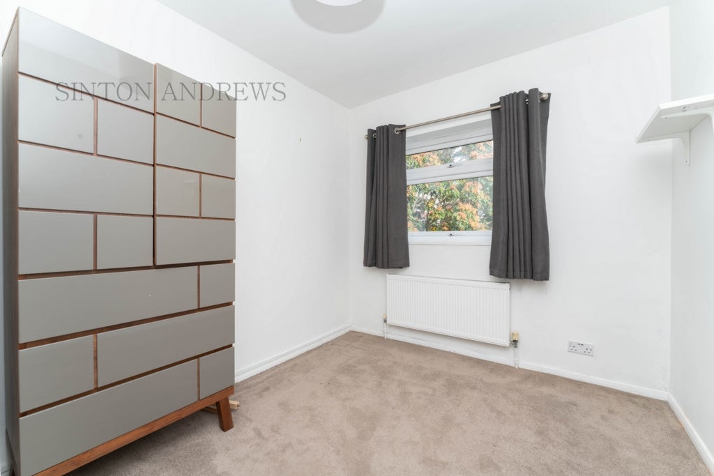 Flat Pinewood Grove in Greater London