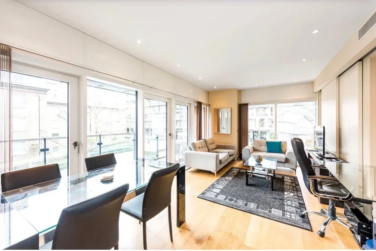 Flat Gatliff Road in City of Westminster