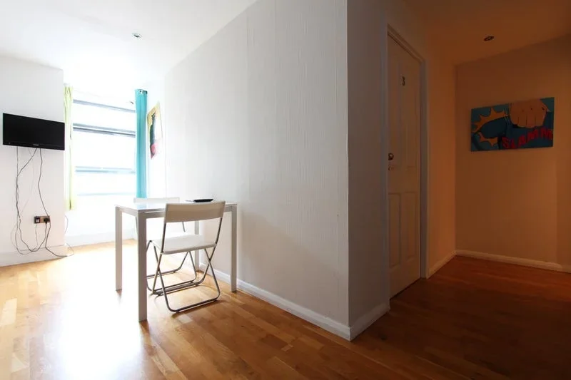 Room Tivoli Mews in Greater London