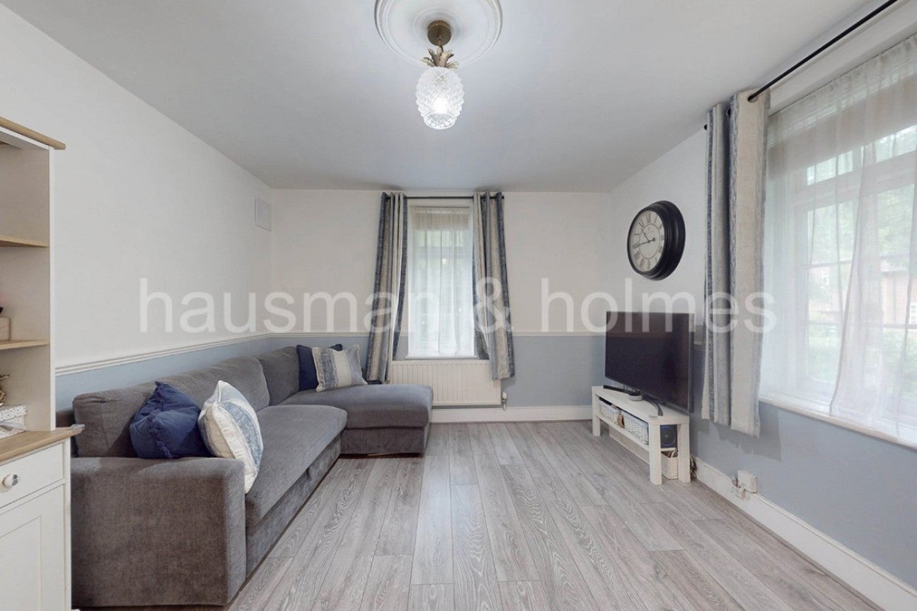 Flat Addison Way in Greater London