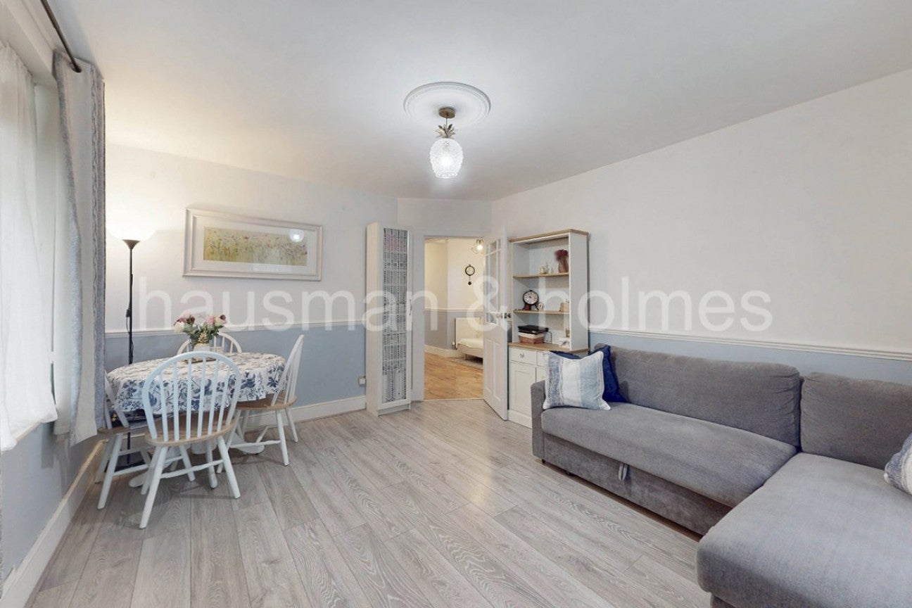 Flat Addison Way in Greater London