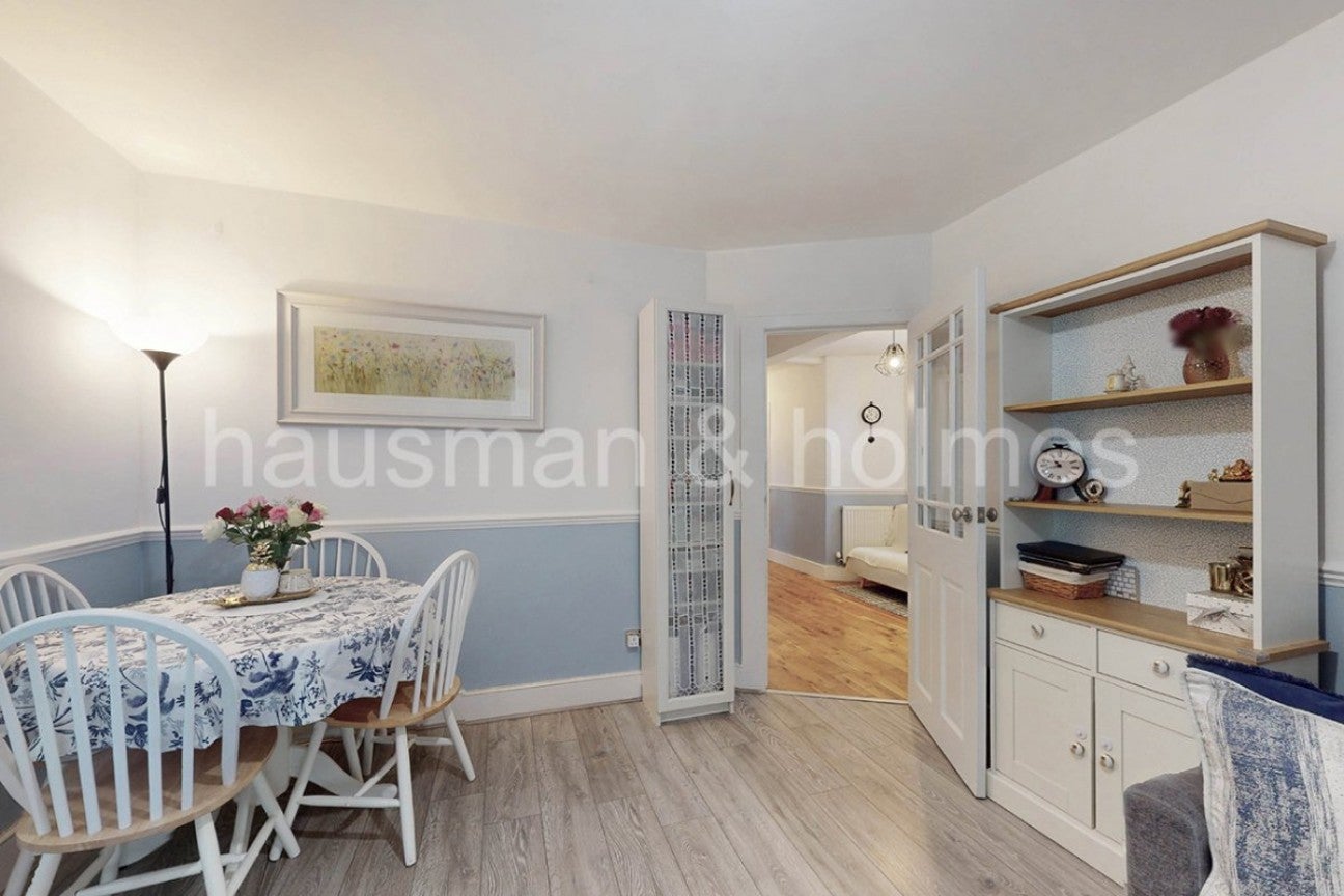 Flat Addison Way in Greater London