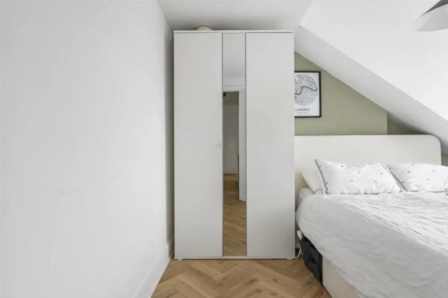 Flat Narbonne Avenue in Greater London