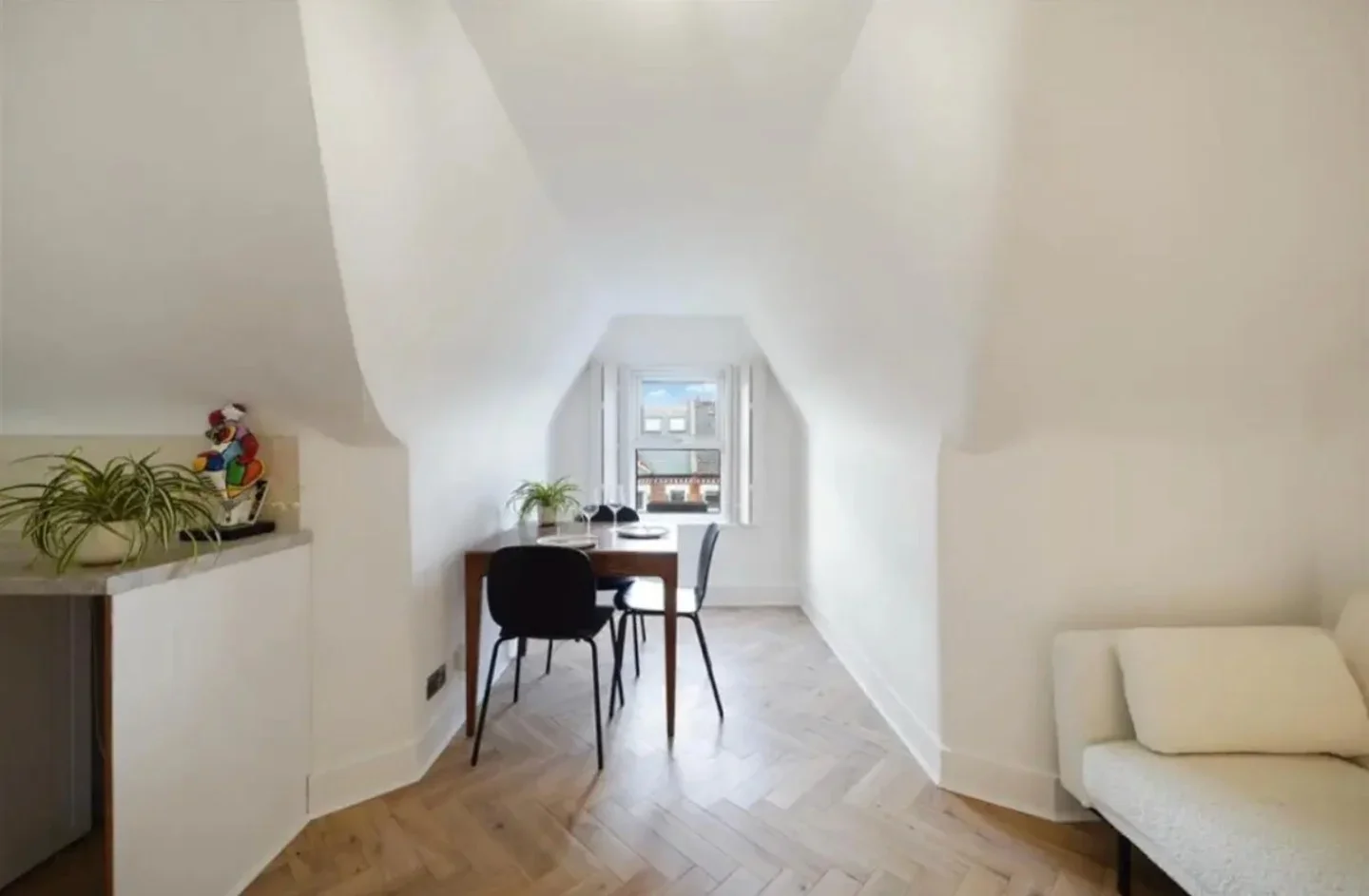 Flat Narbonne Avenue in Greater London
