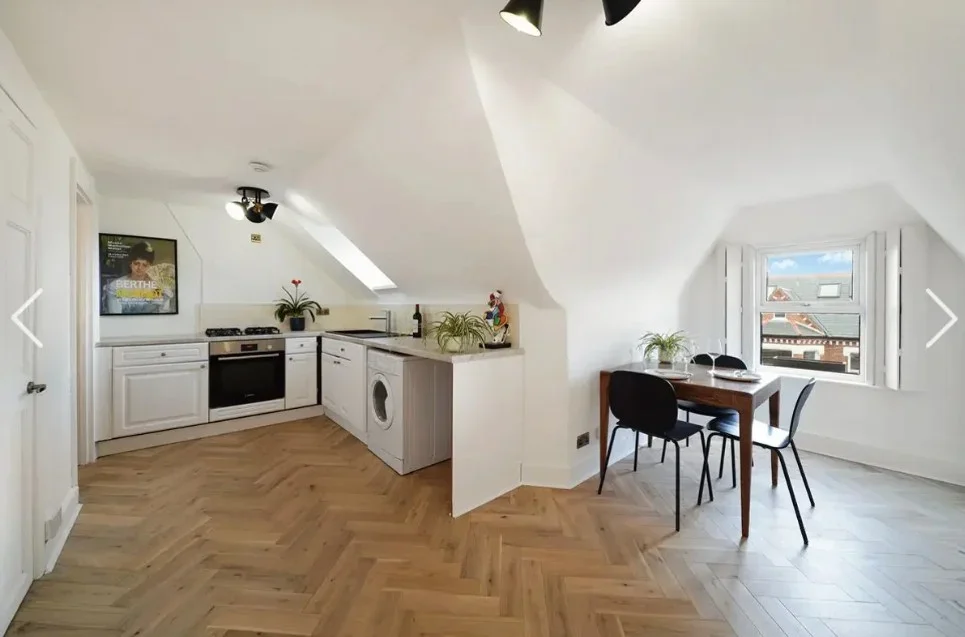 Flat Narbonne Avenue in Greater London