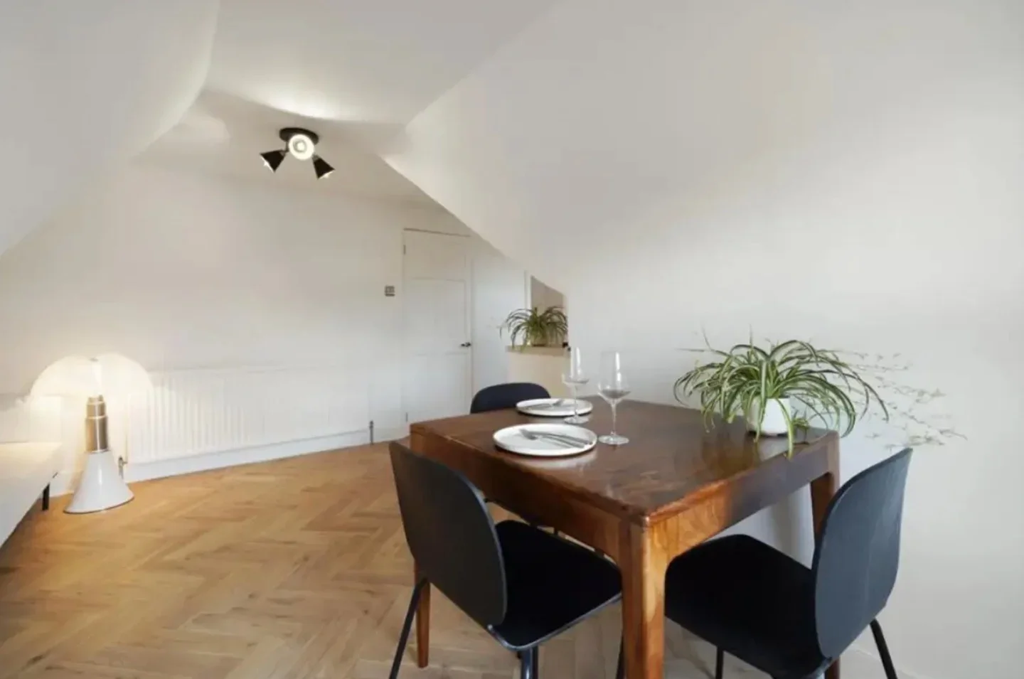 Flat Narbonne Avenue in Greater London