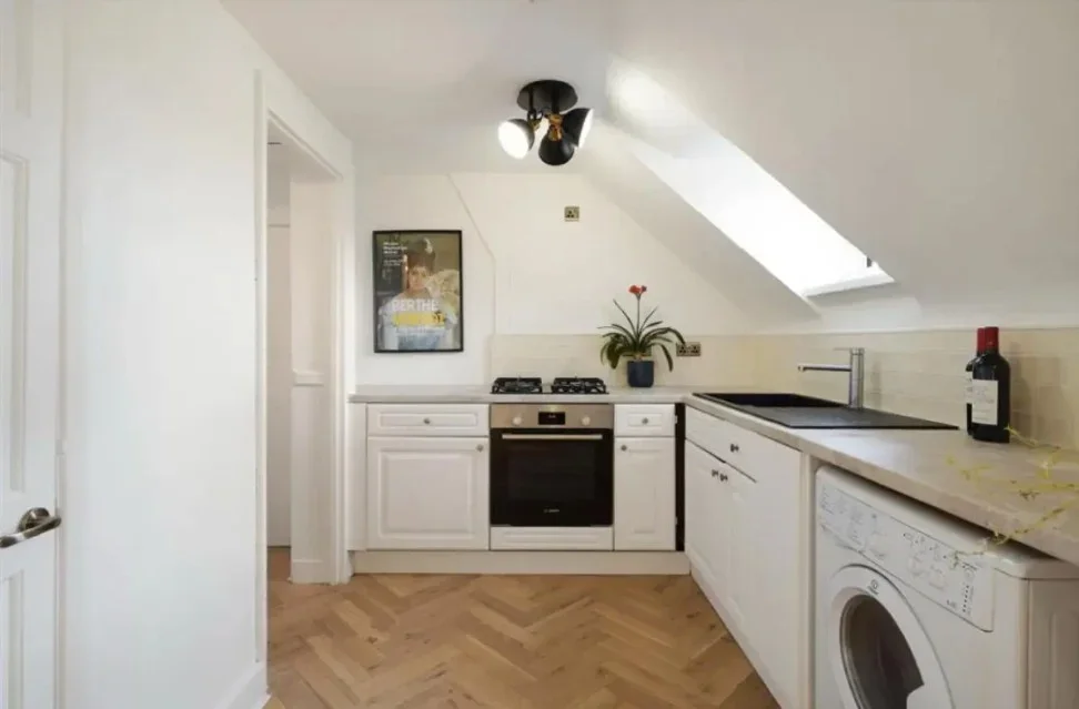 Flat Narbonne Avenue in Greater London