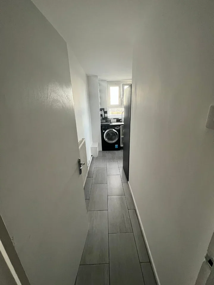 Room Boundary Road in Greater London