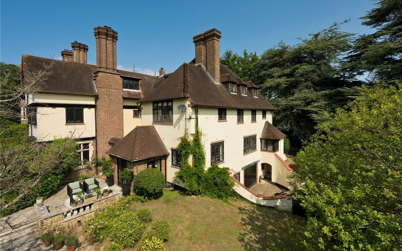 House Yaffle Road in Elmbridge
