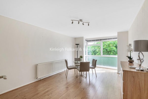 Flat Foxgrove Road in London