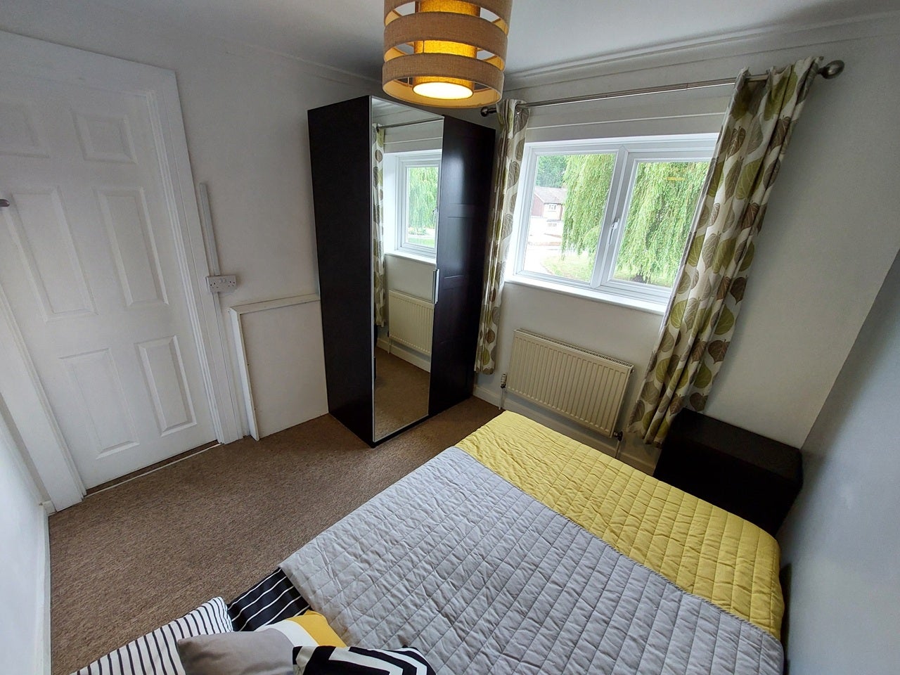 Room Applegarth Avenue in Guildford