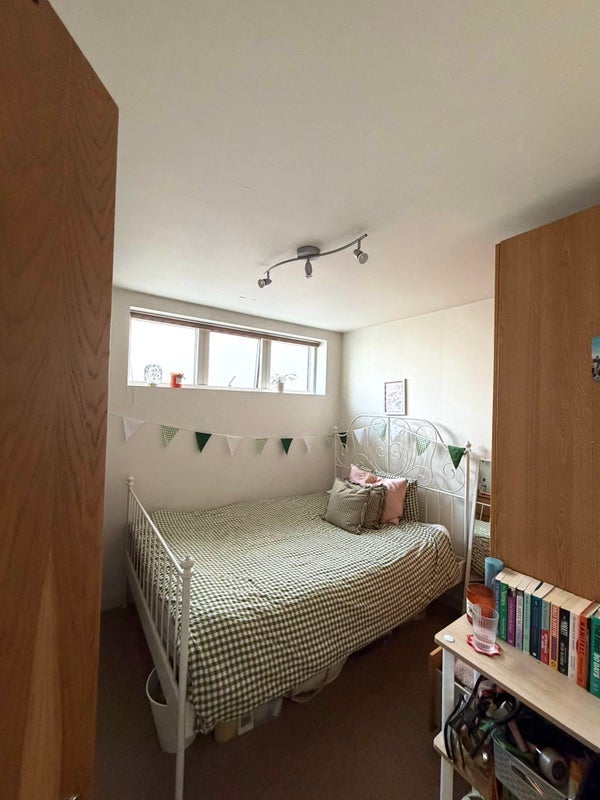 Flat Bedford Hill in Greater London