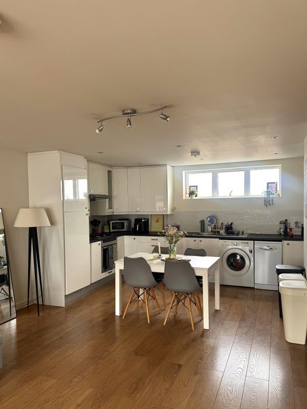 Flat Bedford Hill in Greater London