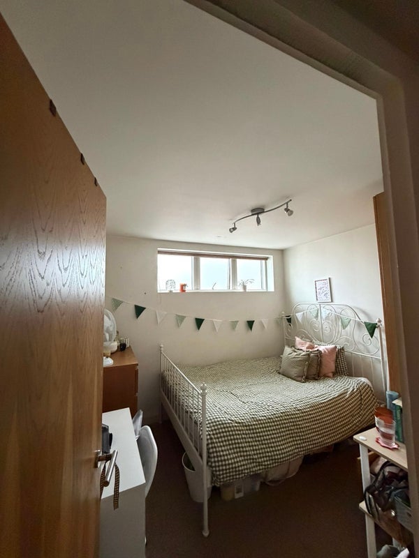 Flat Bedford Hill in Greater London