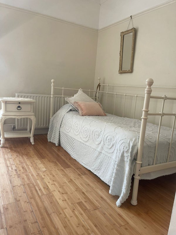 Room Hamilton Road in Greater London