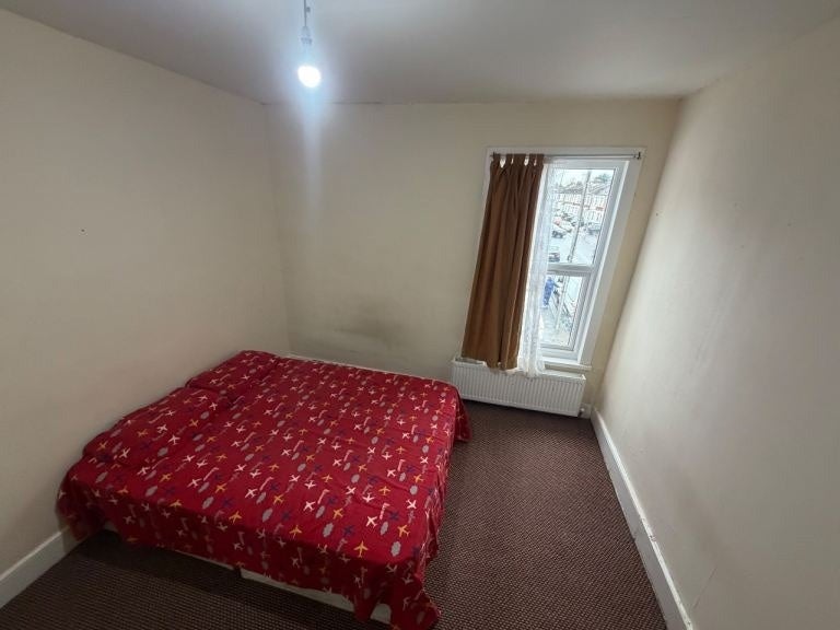 Flat Green Lane in Greater London