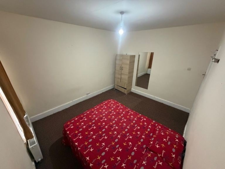 Flat Green Lane in Greater London